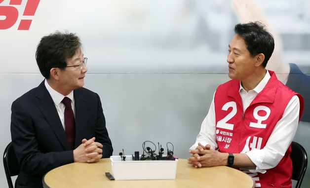 대화 나누는 오세훈 후보·유승민 전 의원