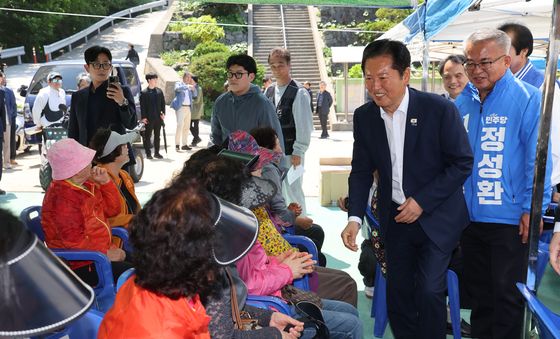 울릉도 주민에게 인사하는 정청래 대표