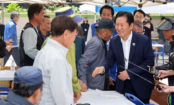 울릉도 주민에게 인사하는 정청래 대표