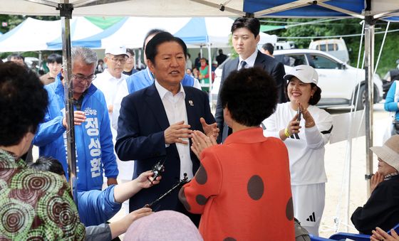 울릉도 주민과 인사 나누는 정청래 대표