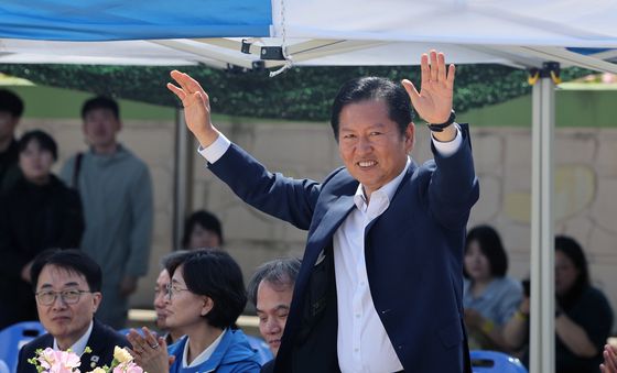 울릉도 주민들에게 인사 하는 정청래 대표