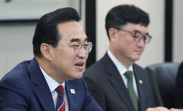 환한 얼굴로 발언하는 박홍근 장관