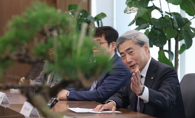 소나무 분재 바라보는 신현송 한은 총재