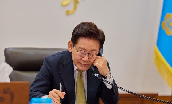 멕시코 정상과 통화하는 이재명 대통령