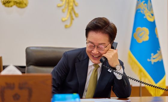 멕시코 정상과 통화하는 이재명 대통령