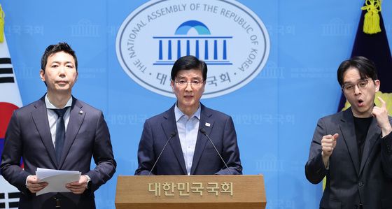 기자회견하는 이해식