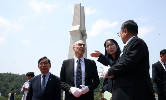 UN인권최고대표, 5·18민주묘역 참배
