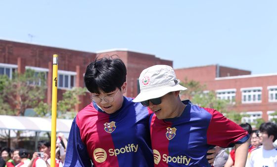 선생님과 함께 달리는 '이인삼각'