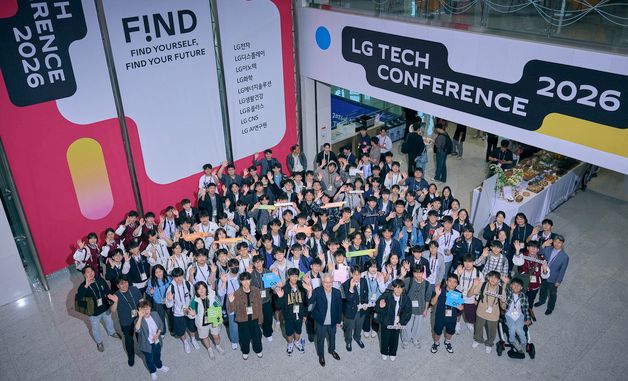 기념 촬영하는 권봉석 LG 부회장