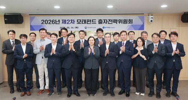 기념 촬영하는 한성숙 장관