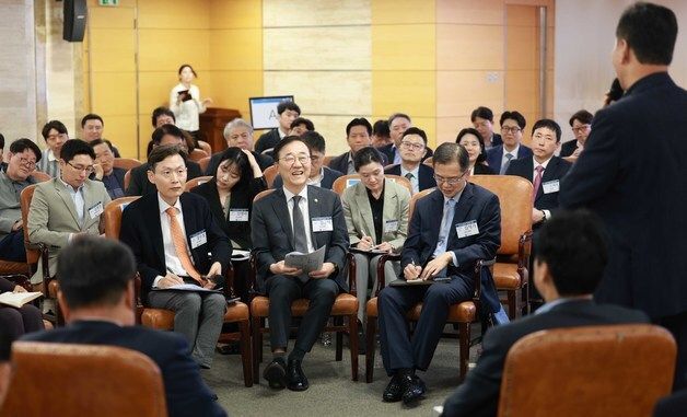 참석자 발언 듣는 김윤덕 장관