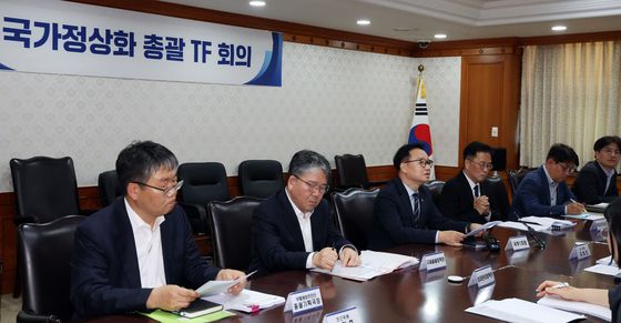 국가정상화 총괄 TF 회의 모두 발언하는 김영수 국무1차장