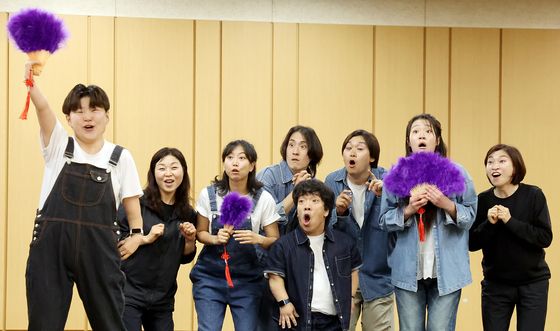 유랑극단으로 풀어낸 희극 '당신 좋을대로'
