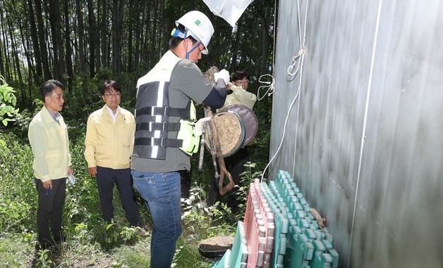 의암호 불법 시설물 철거 과정 점검하는 김광용 본부장