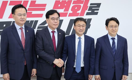 손잡은 한병도·송언석