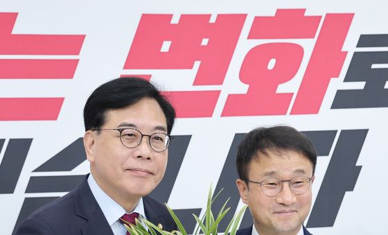 '여야공조' 적힌 난 선물받는 한병도