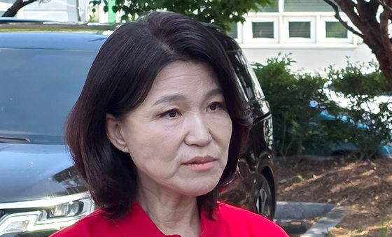 취재진 질문에 답하는 이진숙 후보