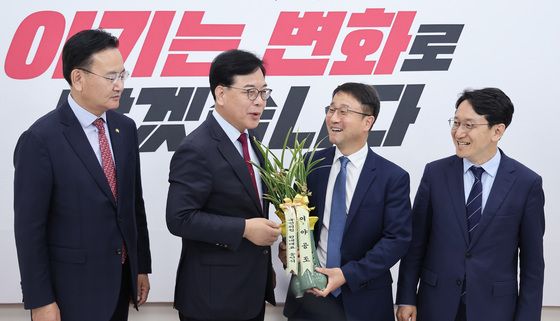 연임 축하는 받는 한병도 '여야 공조를'