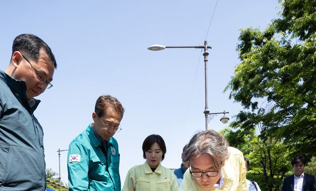 맨홀추락방지시설 점검하는 금한승 제1차관