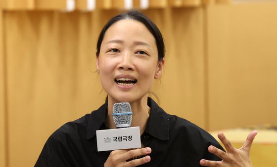희극 '당신 좋을대로' 설명하는 박지혜 연출가