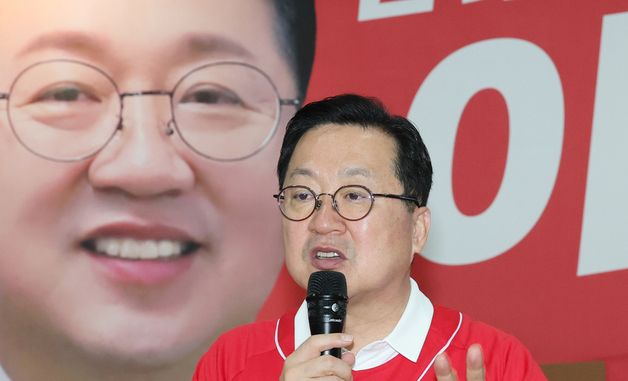 지지자에게 선거 공약 제시하는 이장우 국민의힘 후보
