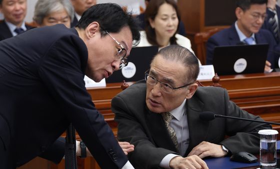 대화하는 위성락 안보실장과 이규연 홍보수석