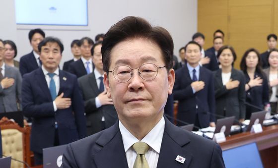 이재명 대통령, 수석보좌관회의 국민의례