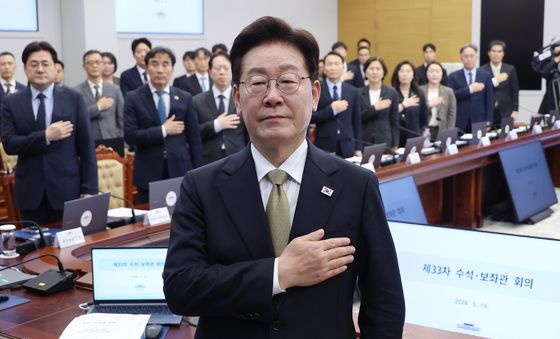 수석보좌관회의 국민의례하는 이재명 대통령