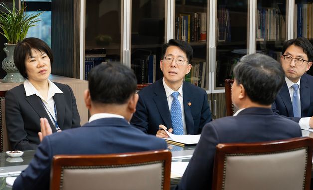 황종우 해수부 장관, 선원 관련 유관단체장 간담회