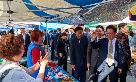상인들과 인사하는 이재명 대통령