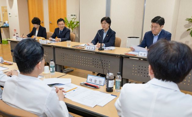 정은경 장관, 지역모자의료센터 방문