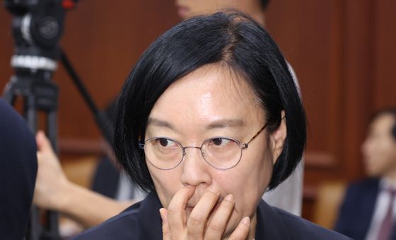 비상경제본부회의 참석하는 한성숙 장관