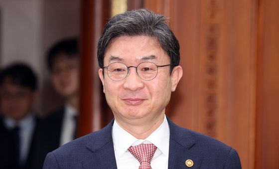 비상경제본부회의 참석하는 이억원 위원장