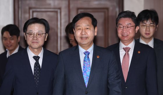 비상경제본부회의 참석하는 구윤철 부총리