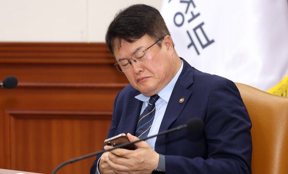 휴대폰 보는 김대현 차관
