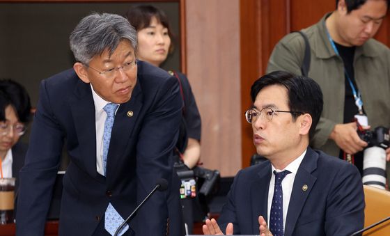 대화하는 김민재·김이탁 차관