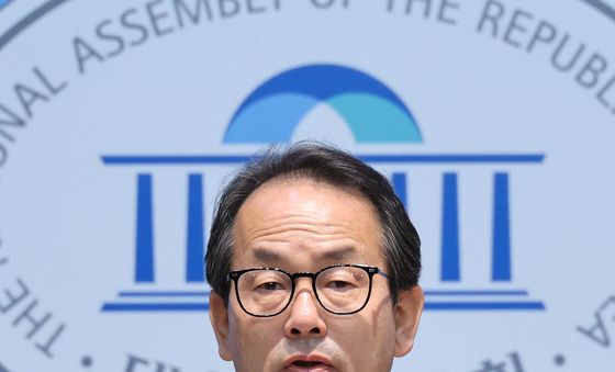 기자회견하는 강준현 수석대변인