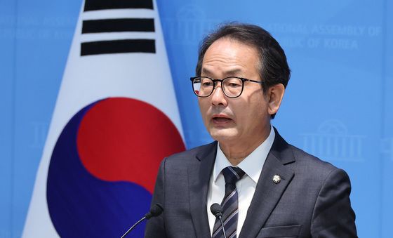 기자회견하는 강준현