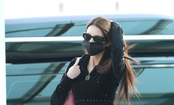 장원영, 출국