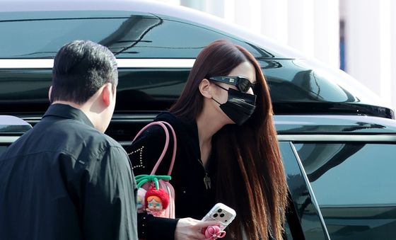 장원영, 공주님의 화보같은 출국길