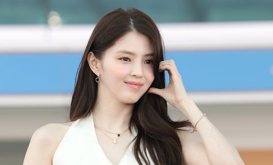 한소희, 공항에 피어난 볼 하트