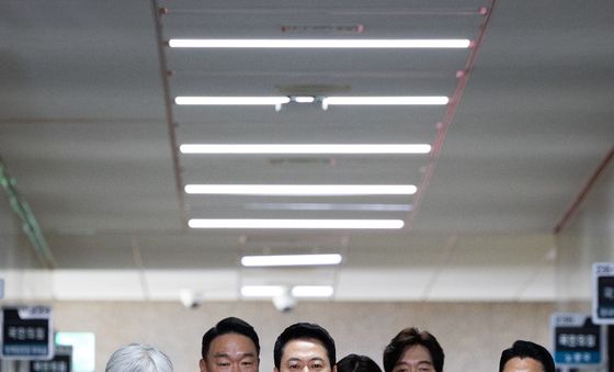 선대위 회의 들어서는 국민의힘