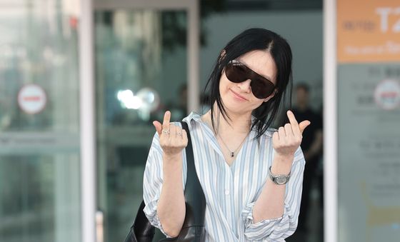 이영애, 청바지에 셔츠 하나로 멋낸 공항 패션