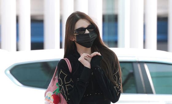 장원영, 하트와 함께 출국