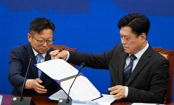지방선거 단일화 관련 합의문 교환하는 민주당-진보당