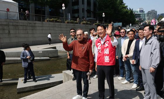 시민향해 인사하는 이명박·오세훈