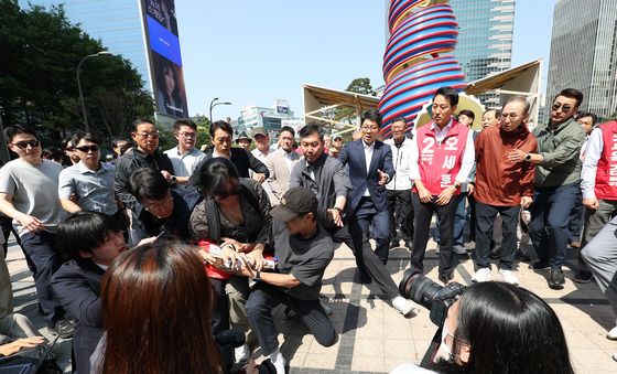기습시위에 놀란 오세훈 후보와 이명박 전 대통령