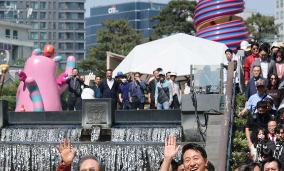 시민들에게 인사하는 이명박·오세훈