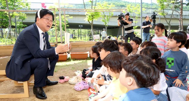 동화책 읽어주는 최교진 교육부 장관