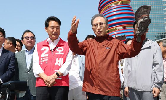 청계광장 찾은 이명박 전 대통령과 오세훈 후보